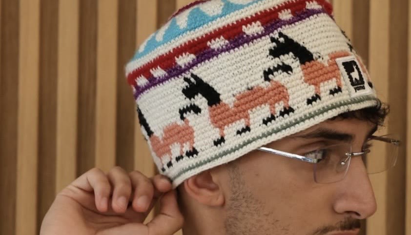 Le motif lama crocheté maille par maille, et l'étiquette cousue sur le côté